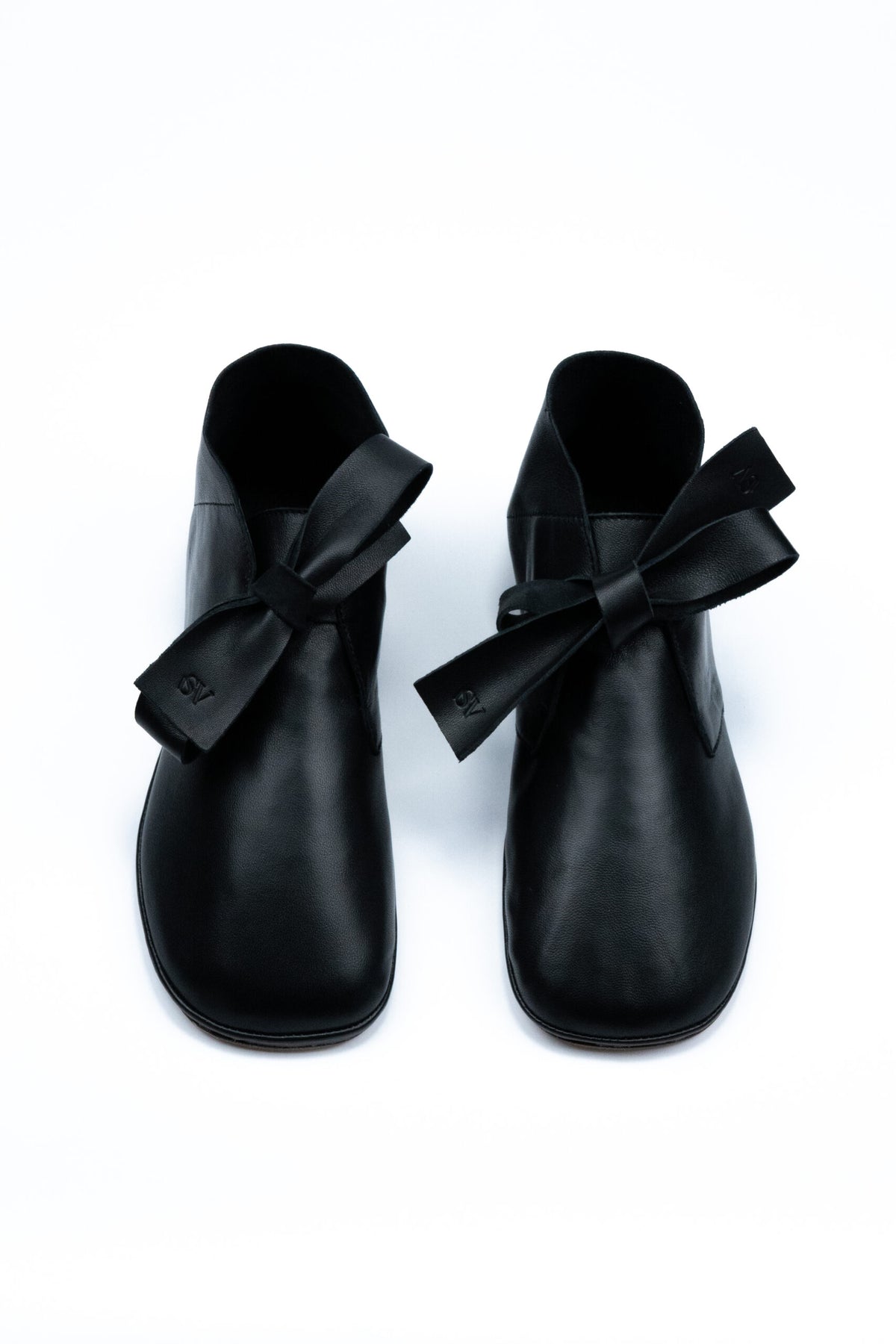 Simona Vanth Captain shoe in black leather, sole and construction detail