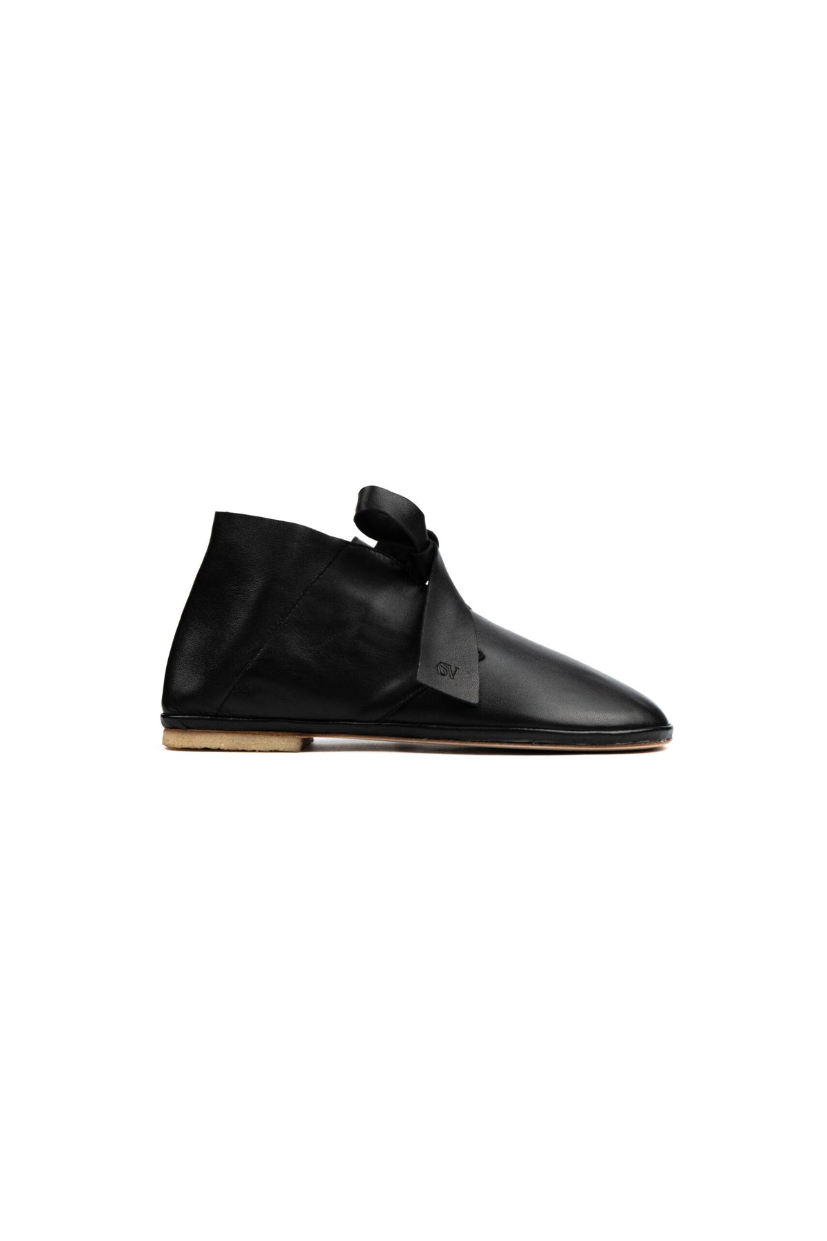Simona Vanth Captain shoe in black leather, detail view of the ribbon lace