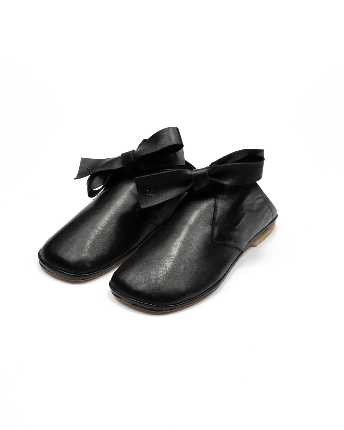 Simona Vanth Captain shoe in black leather, a desert boot-style silhouette with an oversized leather ribbon lace