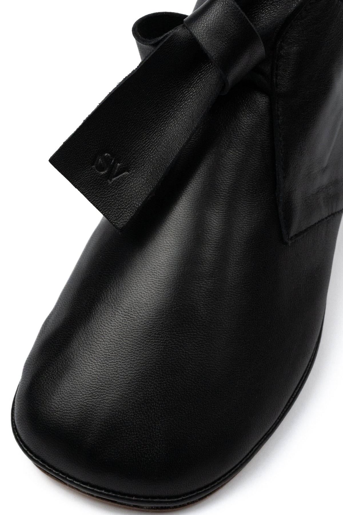 Simona Vanth Captain shoe in black leather, side profile view
