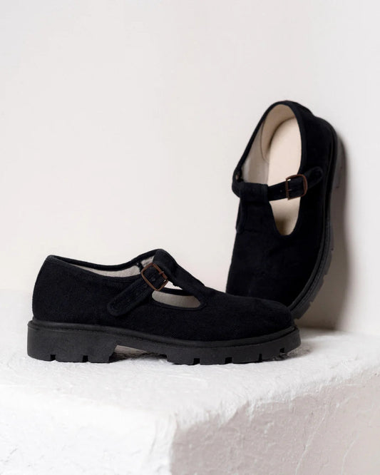 Lug Sole Mary Jane Shoes in Black
